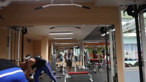 Разведение рук у верхних блоков кроссовера для тренировки заднего пучка дельтовидной мышцы