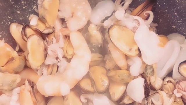 Простой рецепт зелёного салата с морепродуктами смотреть онлайн