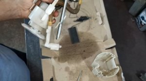 Замена фильтра (сетки) бензонасоса на Лада Приора. Фильтр в бензобаке. Ремонт Приоры.