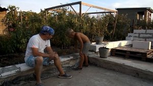 Первый ряд газоблока на кривом фундаменте.