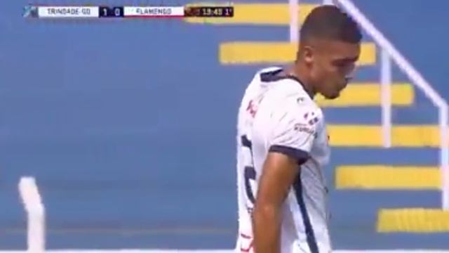 Медики переехали игрока на поле! Один ещё и поржал! смотреть онлайн