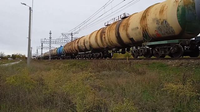 ВЛ80с-2599 с грузовым поездом и приветливой бригадой!