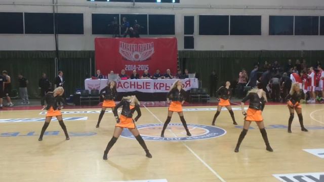 Команда поддержки баскетбол. клуба Красные крылья смотреть онлайн