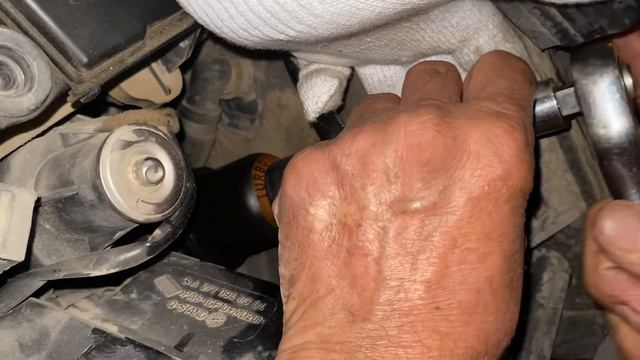Changing Engine oil, cleaning air filter w204 c200 m271 смотреть онлайн