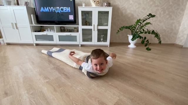 Женя заворачивается в ковёр👍👍👍👍