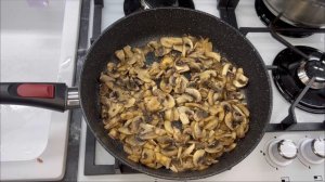 Паста с грибами в сметане, с луком , сыром и зеленью.#паста #грибы #пастарецепт