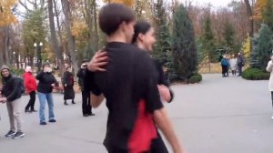 И ТАМ, ГДЕ Я, ВСЕГДА ЕСТЬ ТЫ! ТАНЦЫ В ПАРКЕ ГОРЬКОГО ХАРЬКОВ МИРНЫЙ.mp4