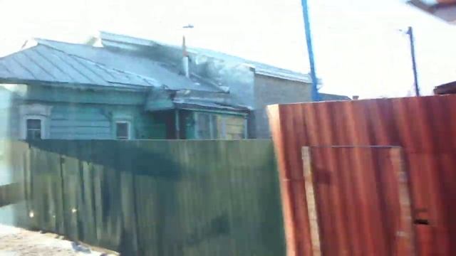 Частный сектор в Коломне солнечной зимой из окна "Вояжа" смотреть онлайн