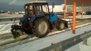 Мы не знали, что трактор чистит снег под мостом. Трактор убрал снег за 5 минут!