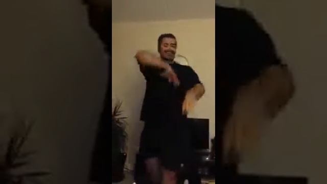 Мужчина танцует женский танец смотреть онлайн