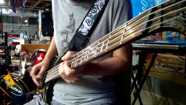 Ibanez Soundgear Multiscale 4 String Bass Demo смотреть онлайн