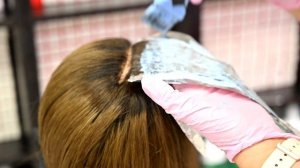 Почему бывают пятна при обесцвечивании волос