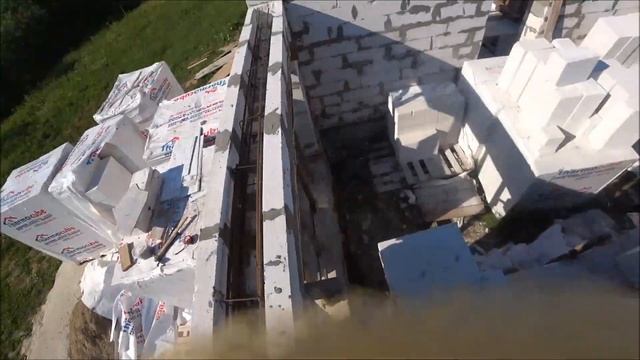 ?Гараж пристроенный к дому. Стены завершаю армопоясом. Опалубка из блоков, заливаем бетон. смотреть онлайн