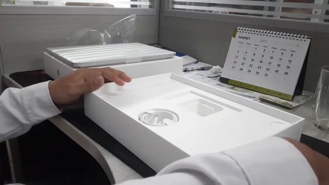Unboxing Macbook Air M1 (Silver) Apple Certified Refurbhised, Indonesia смотреть онлайн
