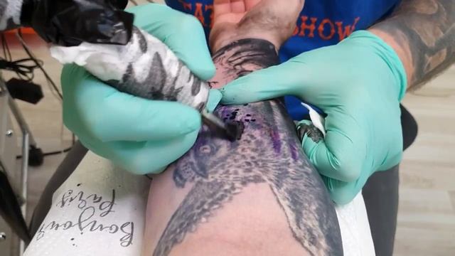 COVER UP • КЛИЕНТ снимает, как я делаю татуировку смотреть онлайн