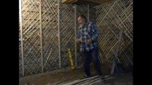 Ремонт деревенского дома. Штукатурка деревянных стен (сруб).Устанавливаю маяки.