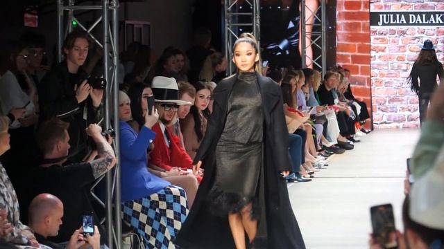 Показ мод - фэшн коллекция одежды осень-зима 2022/23 дизайнера Julia Dalakian на Неделе моды
