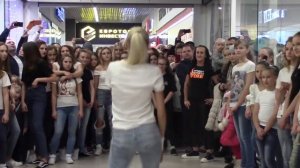 «Флешмоб» в торговом центре «Е-сити» (Слоним, 1  декабря 2016)