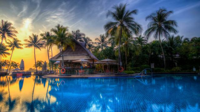 Картинка лето. Курорт, бассейн, океан, пальмы, бунгало. Billede sommer. Resort, pool, hav, palmer смотреть онлайн