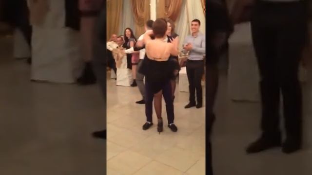 Армянин всех поразил своим танцем смотреть онлайн