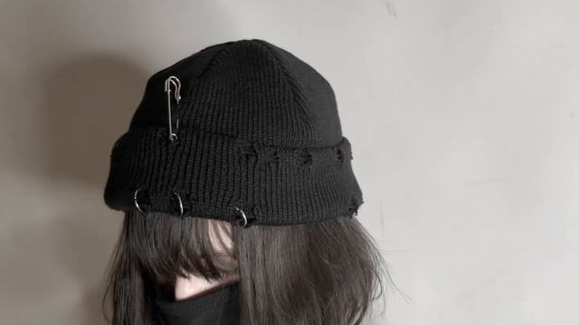 Короткая шапка в корейском стиле с пирсингом