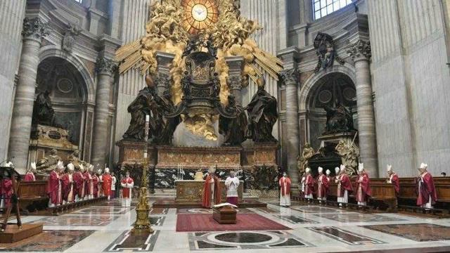 Papa Francisko Aongoza Ibada ya Buriani kwa Kardinali Zenon смотреть онлайн