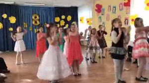 танец на 8 марта. 1 класс