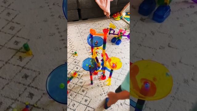 Daniel and Marble maze runner/ Данила играет с шариками смотреть онлайн