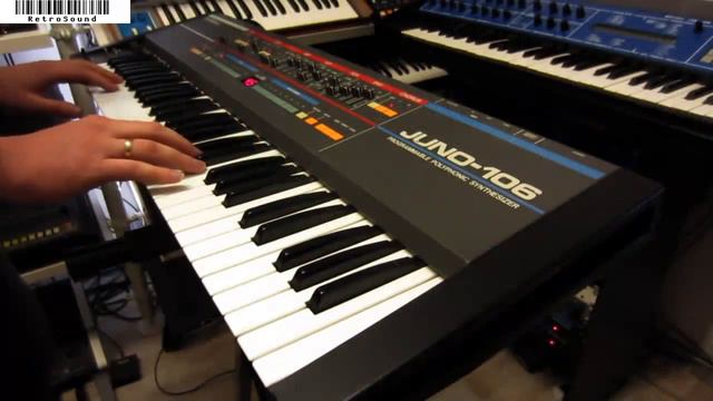 Roland Juno-106 Analog Synthesizer (1984) "Connected" смотреть онлайн
