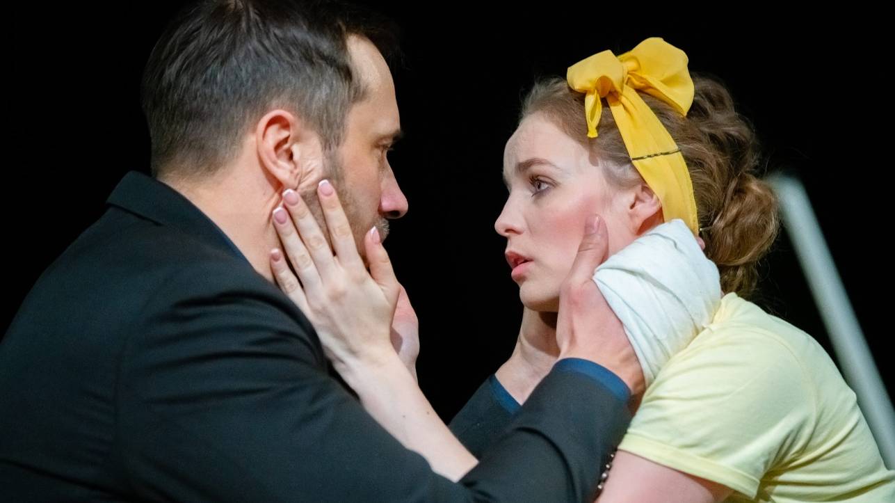 ДВОЕ НА КАЧЕЛЯХ_Проморолик спектакля СГАТД смотреть онлайн