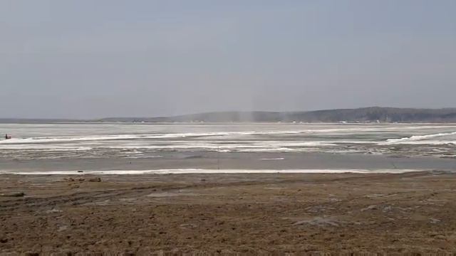 Взорвали лед на Оби смотреть онлайн