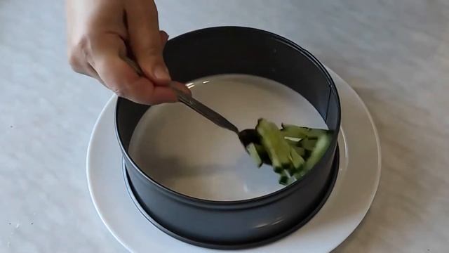 Салат Дамский Каприз. С ветчиной, огурцом и сыром. Изюминка- чернослив, грецкий орех. смотреть онлайн