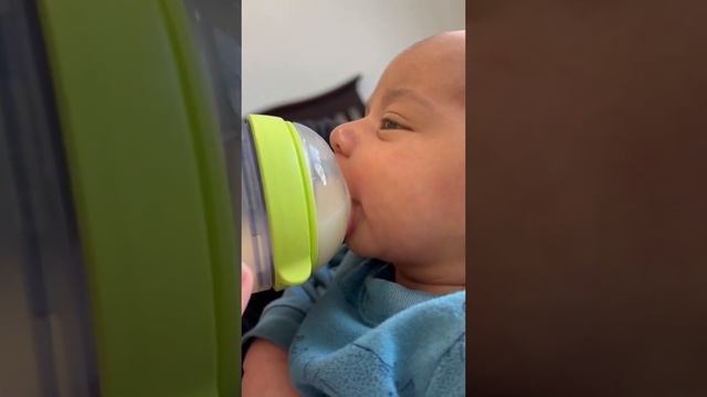 When to Introduce a Baby Bottle смотреть онлайн