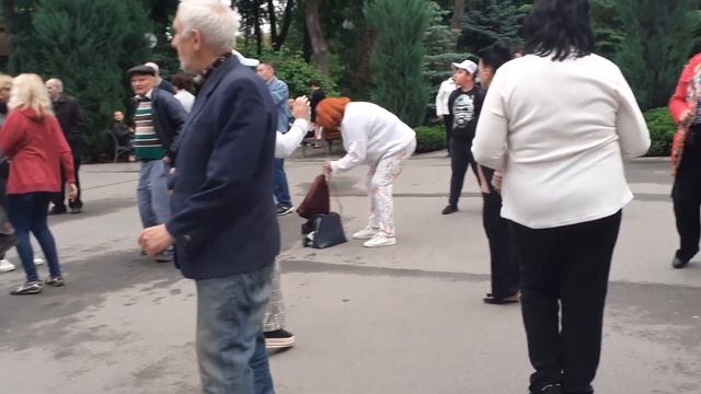 БЕГИ!??/ТАНЦЫ В ПАРКЕ ГОРЬКОГО ХАРЬКОВ ИЮНЬ 2021 смотреть онлайн