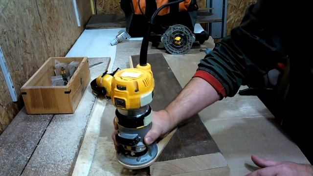 Фрезерование древесины ручным фрезером. Фрезеровка кромок. смотреть онлайн