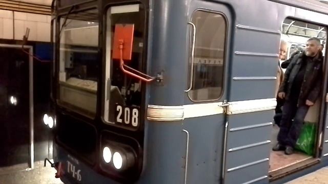 Номерной 208 прибывает на ст.метро Чёрная речка! смотреть онлайн