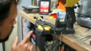 Работа на заточном станке для пильных цепей