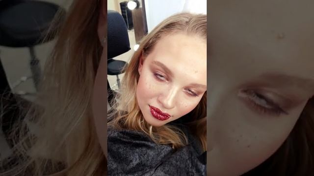 Creative makeup lips. Макияж губ. Креатив. Блестки. смотреть онлайн
