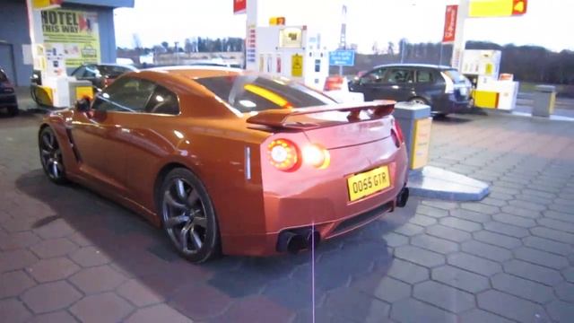 Nissan GT-R start-up and full throttle смотреть онлайн