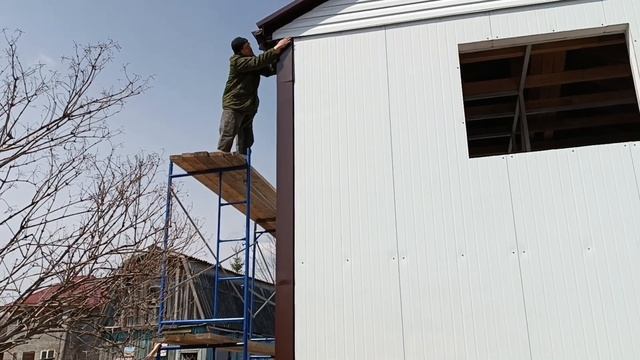 #Установка доборных элементов для #дома из #сэндвич панелей. Своими руками. смотреть онлайн