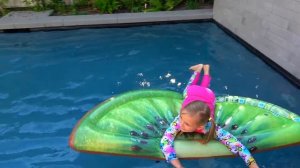 ОБЫЧНОЕ против НАДУВНОГО Новый Челлендж 2018 / Дети играют в бассейне с Надувашками