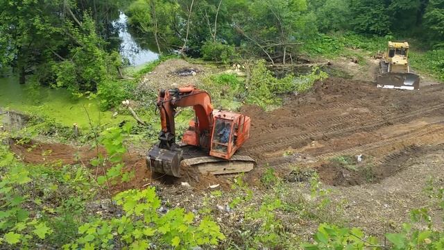 экскаватор на дамбе