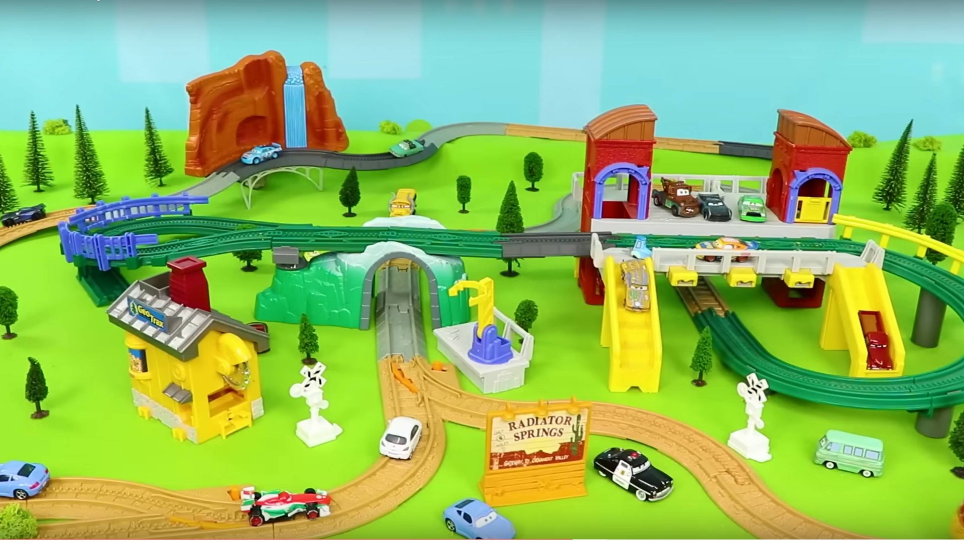 Грузовик доставляет игрушечные машинки смотреть онлайн