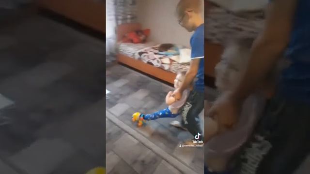 смешные видео супер растяжка . как сесть на шпагат за пару минут) смотреть онлайн