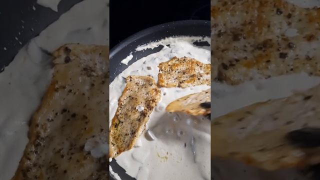 КУРИНАЯ ГРУДКА В ЧЕСНОЧНО-СЛИВОЧНОМ СОУСЕ С ШАМПИНЬОНАМИ смотреть онлайн