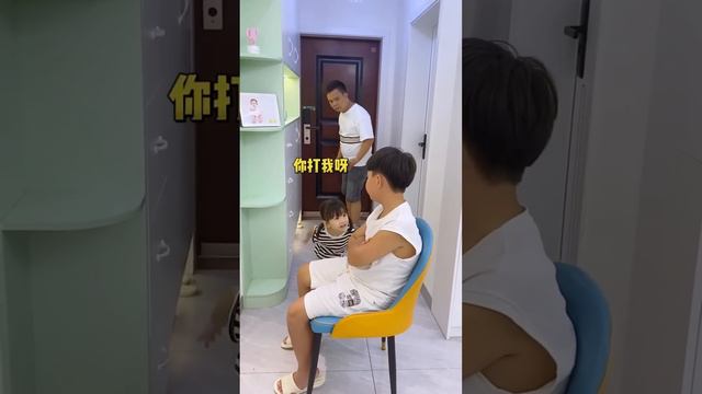 爸爸假裝伸手抱女兒，女兒生氣扭頭就走，這下哄都哄不好了！【蘇馨呀】#funny #babygirl #baby смотреть онлайн