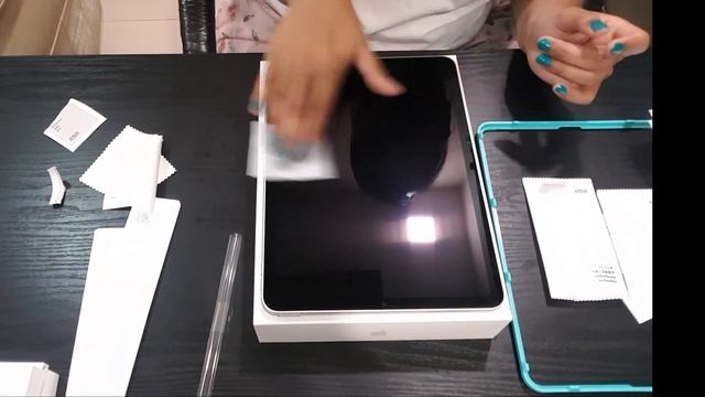 Unboxing M1 chip iPad Air 5 in starlight and accessories - India смотреть онлайн