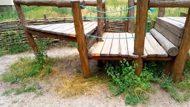 Влог: девочка Еся на Необычной детской площадке. девочка играет на деревянной детской площадке смотреть онлайн