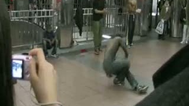 ТаНцЫ В МетРо!!!!! смотреть онлайн
