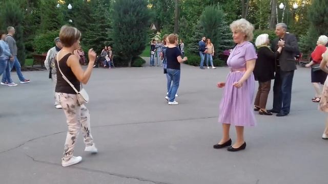 Все подружки по парам cидят на Канарах!!!Танцы в парке Горького!!! Харьков Май 2021 смотреть онлайн
